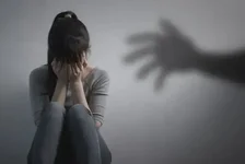 女子住酒店被陌生人刷开房门搂抱