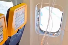 客机飞行中舷窗炸裂