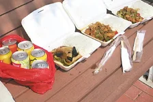 黑老大垄断工地盒饭生意