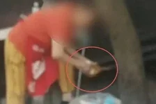 摊主用废弃纸巾擦碗
