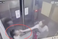 女孩摸车把遭掌掴