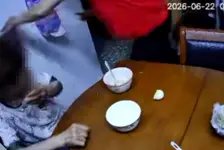 老人遭保姆掌掴推倒