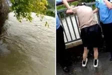 女子过漫水河堤险被冲走