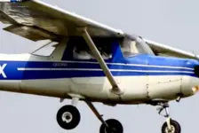 飞行教练空中跳机自杀