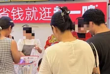 量贩零食店被曝缺斤短两