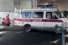 救护车在市场装卸水果