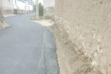 乡村公路被指偷工减料