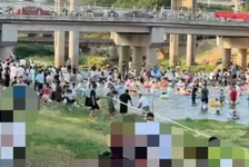 市民在入河排污口戏水