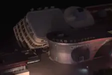 明珠七号邮轮侧翻
