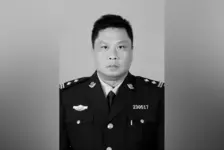 交警被冲卡货车碾压