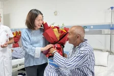 翁帆在喀什看望老兵