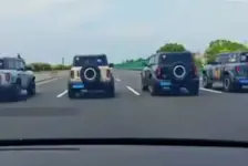 4辆越野车高速并排占道