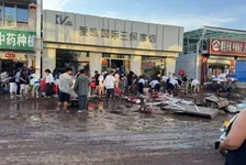洪水中救人女店主回应质疑