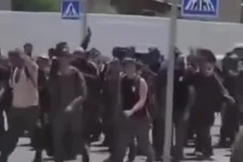 以军士兵集体丢掉武器抗命