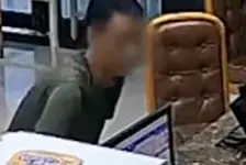 男子亮“军官证”施压警察