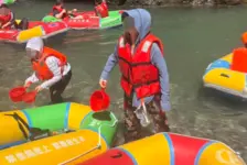 女子称有陌生男子闯入浴室