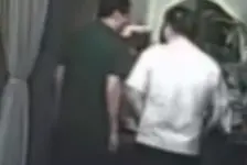 醉汉要跟6岁男孩一起上厕所