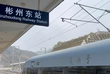 母子三人乘车认错地