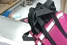 炸鸡店爆单店员崩溃