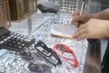 央视曝光劣质太阳镜