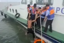 男子为省钱横渡长江