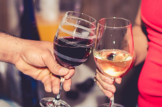 英国研究称：喝酒的人比不喝酒的人更长寿