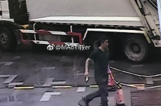 女子被滴滴司机尾随 司机：我该在车上就要你微信