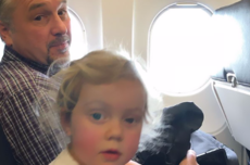 3岁熊孩子在飞机上哭闹不休 陌生人忍无可忍出手