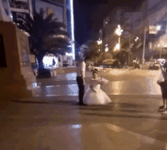 女子穿婚纱跪地求婚 男方:这婚该我求-手机凤凰网