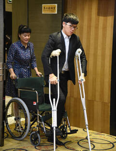 柯洁坐轮椅拄拐杖参赛 竟是这样受伤的