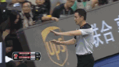 拉拉队干扰罚球 被裁判驱逐撒娇抵抗