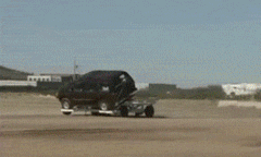 这些人开车不系安全带 当场被甩出车外