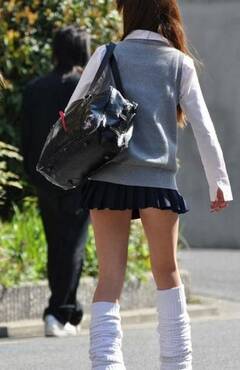组图:街拍日本女生校裙 长度超短不惧走光