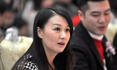 播放|浏览大图 北京时间2015年1月3日,辽足门将张鹭娇妻陈密产后复出