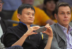 中国首富马云现场助威NBA 坐第一排掏手机狂