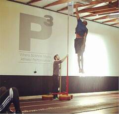 NBA扣篮王摸高3米89创纪录 超篮筐80CM