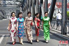 上海街头中老年旗袍秀 风韵犹存不减当年