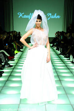 <em>柏林时装周</em>:谁家新娘有胆穿<em>透视</em>婚纱-手机凤凰