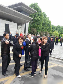 湖南4律师在法院门口遭袭 上衣被扒光