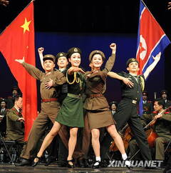 图为朝鲜文艺兵正在演出.