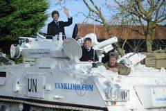 父亲每天开装甲车送两儿子上学