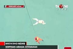 亚航失事乘客家属恸哭昏厥