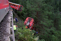 瑞士火车遭遇山崩脱轨