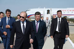 普京“黑超”现身克里米亚机场