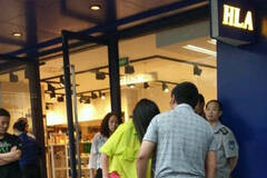 江苏14岁少女当街与父亲发生肢体冲突