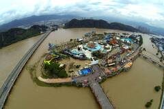 浙江丽水遭暴雨袭击 城区变汪洋