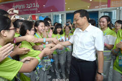 李克强看望青奥会志愿者