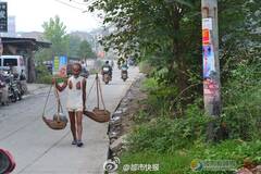 最潮卖菜大爷走红网络