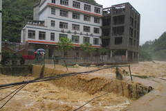 重庆多地遭特大暴雨致10人遇难