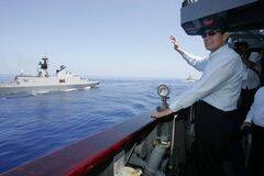 马英九亮相汉光演习检阅舰队